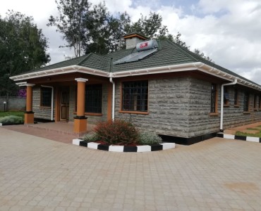 3 Bedroom with Dsq Bungalow, Karen Plains